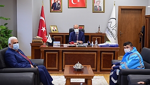BAŞKAN OKAY’DAN DUYARLI TEMİZLİK PERSONELİNE ÖDÜL