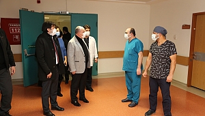 VALİ COŞKUN YILBAŞI AKŞAMI HASTANEDE YATAN HASTALARIMIZ İLE GÖREVİ BAŞINDAKİ SAĞLIK ÇALIŞANLARIMIZI VE GÜVENLİK GÜÇLERİMİZİ ZİYARET ETTİ