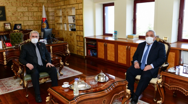 ÜNİVERSİTEMİZ REKTÖRÜ PROF. DR. NİYAZİ CAN, KAHRAMANMARAŞ İSTİKLAL ÜNİVERSİTESİ REKTÖRÜ PROF. DR. SAMİ ÖZGÜL İLE BİR ARAYA GELDİ