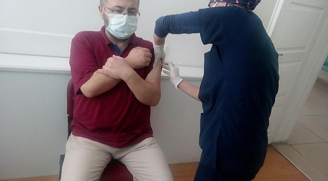 İLİMİZİN SEVİLEN EĞİTİMCİLERİNDEN M.GÖKTÜRK GÜLDEN COVID 19 AŞISINI OLDU