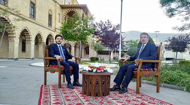 KUR’AN BIZE YOL GÖSTERIR