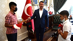 TÜRKOĞLU’NUN TÜRK BAYRAĞI SEVDALISI GENÇLERİ