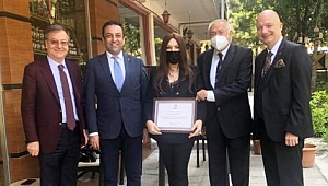 YAZAR KADRİYE CİRİTÇİ'YE TÜSİAV'DAN ŞÜKRAN PLAKETİ
