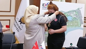 MİLLETVEKİLİ ÖÇAL VE BAŞKAN MAHÇİÇEK ŞAMPİYONU ÖDÜLLENDİRDİ