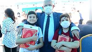ONİKİŞUBAT BELEDİYESİ’NDEN ÖĞRENCİLERE HEDİYE KURAN-I KERİM
