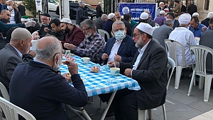 BAŞKAN MAHÇİÇEK’TEN ABDÜLHAMİTHAN CAMİİNDE ÇORBA İKRAMI