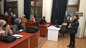EĞİTİM GÖNÜLLÜSÜ SÜREYYA ERDOĞANYILMAZ DENEYİMLERİNİ KİÜ ÖĞRENCİLERİ İLE PAYLAŞTI