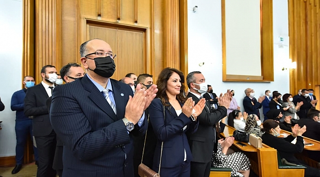 MERAL AKŞENER'E GRUPTA, KADINLARDAN YOĞUN İLGİ