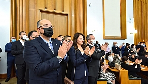 MERAL AKŞENER'E GRUPTA, KADINLARDAN YOĞUN İLGİ