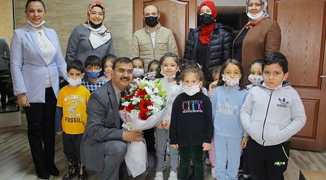 KAHRAMANMARAŞ ANAOKULU ÖĞRENCİLERİ İL MÜDÜRÜ KAHRAMAN'IN ÖĞRETMENLER GÜNÜ’NÜ KUTLADI