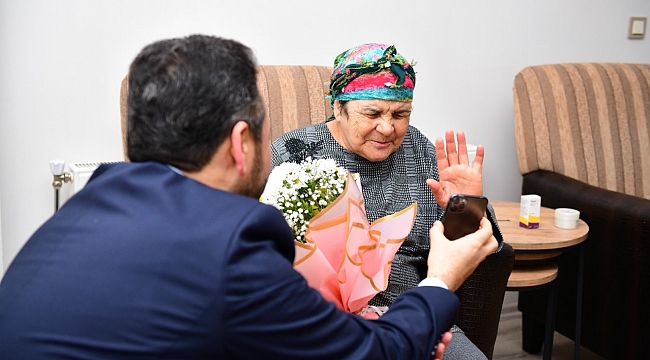 Sevgililer Günü’nde Annesine Çiçeği, Başkan Gürbüz Takdim Etti