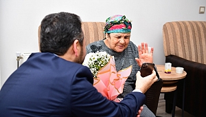 Sevgililer Günü’nde Annesine Çiçeği, Başkan Gürbüz Takdim Etti