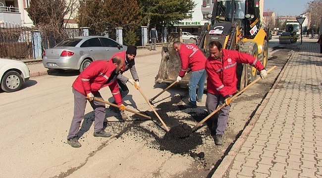 YOĞUN KIŞ KOŞULLARI NEDENİYLE DEFORME OLAN YOLLAR ONARILIYOR