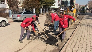 YOĞUN KIŞ KOŞULLARI NEDENİYLE DEFORME OLAN YOLLAR ONARILIYOR
