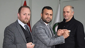 HİZMET İŞ TEMSİLCİLİK ROZETİ BAŞKAN AKİF DAĞ VE GENEL SEKRETER ALPARSLAN FEDAKAR TARAFINDAN AYTUR SAĞIR'A TAKIILDI