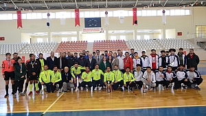 TÜSF SALON FUTBOLU 1. LİG GRUP MÜSABAKALARINDA DERECEYE GİREN TAKIMLAR ÖDÜLLERİNİ ÜNİVERSİTEMİZ REKTÖRÜ PROF. DR. NİYAZİ CAN’IN ELİNDEN ALDI