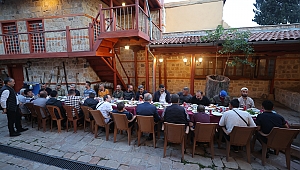 BAŞKAN OKAY BU İFTAR YEMEĞİYLE GÖNÜLLERİ FETHETTİ