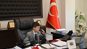 BAŞKAN OKAY MAKAMINI 6.SINIF ÖĞRENCİSİ RAMAZAN KURT'TA DEVRETTİ