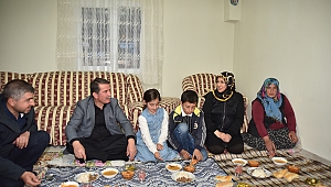 BAŞKAN OKUMUŞ; SÜPRİZLERLE ÇAT KAPI EV ZİYARETLERİNDE BULUNUYOR