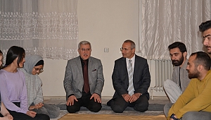 Üniversitemiz Rektörü Prof. Dr. Niyazi Can İftarda Öğrenci Evine Misafir Oldu