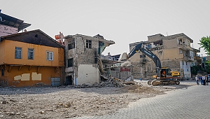 DULKADİROĞLU’NDA METRUK BİNALAR YIKILIYOR