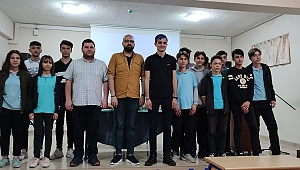 GAZETECİ - YAZAR İLHAN GÖKALP DURMUŞ GENÇ MESLEKTAŞLARIYLA BULUŞTU