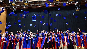 Üniversitemiz Sağlık Bilimler Fakültesi Hemşirelik Bölümü Öğrencileri Meslek Yeminlerini Ederek Mezun Oldu