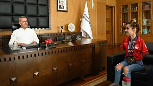 Başkan Güngör, Milli Yüzücü Sevilay Öztürk’ü Ağırladı