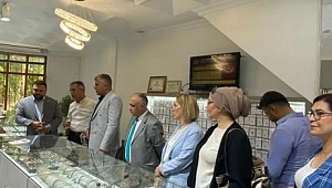 İYİ PARTİ KUYUMCULAR ÇARŞISINA ÇIKARMA YAPTI