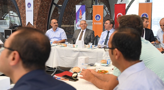 Onikişubat Belediye Başkanı Hanefi Mahçiçek, EXPO 2023 Alanı’nda bulunan Arasta Çarşısı’nda düzenlenen Hayat Boyu Öğrenme Halk Eğitimi Planlama ve İşbirliği Komisyonu toplantısına katıldı.