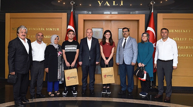VALİ COŞKUN, 2022 YKS ŞAMPİYONLARINI KABUL ETTİ