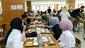 Rektör Prof. Dr. Alptekin Yasım, Öğrencilerle Yemekte Bir Araya Geldi