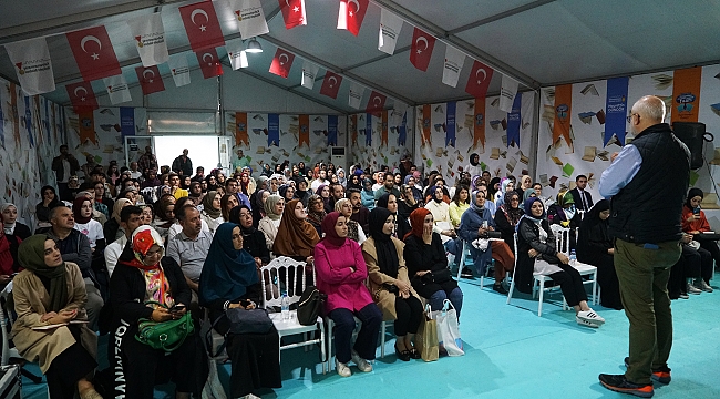 Kemal Sayar’a Kitap Fuarında Yoğun İlgi
