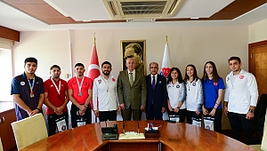 REKTÖR YASIM, ÖDÜLLÜ SPORCULARIMIZI AĞIRLADI