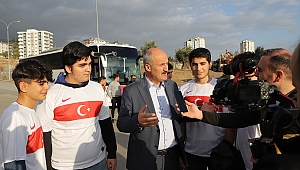 BAŞKAN OKAY, GENÇLERE MİLLİ MAÇ HEYECANI YAŞATTI