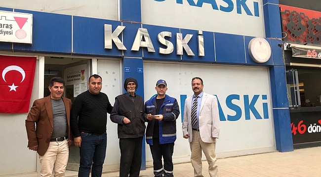 Büyükşehir Personeli Yerde Bulduğu Para Dolu Cüzdanı Sahibine Ulaştırdı