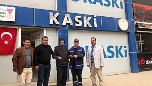 Büyükşehir Personeli Yerde Bulduğu Para Dolu Cüzdanı Sahibine Ulaştırdı