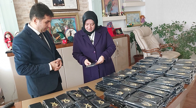 SUZAN ABDÜLHAKİM BİLGİLİ HEM ÇALIŞMALARI GÖZ DOLDURUYOR