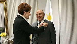 Tahir Akgemci'nin Rozetini Akşener Taktı