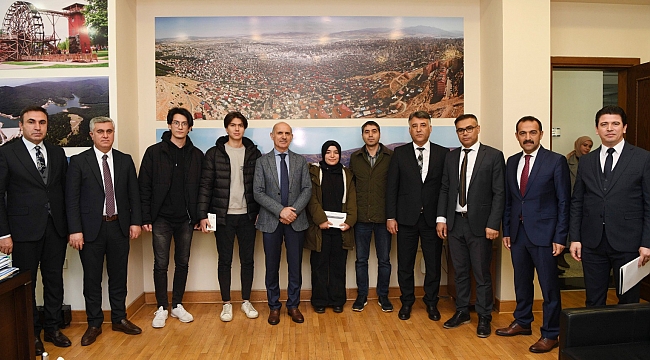 Bilgi Yarışmasında Dereceye Giren Katılımcılara Ödülleri Verildi
