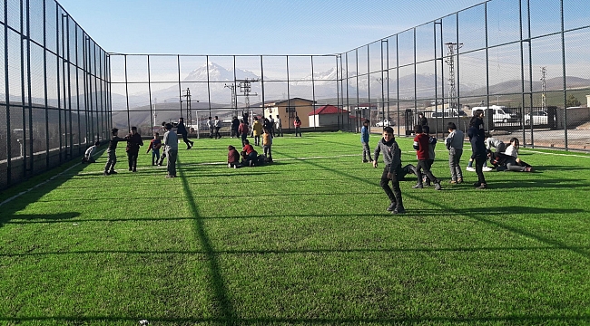 Büyükşehir’in Ekinözü’ne Kazandırdığı Halı Saha Beğeni Topladı