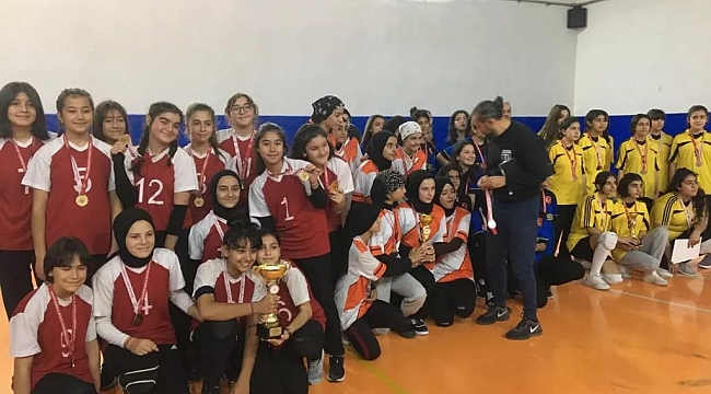 KIZLAR VOLEYBOL TURNUVASINDA ŞAMPİYON BELLİ OLDU