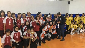 KIZLAR VOLEYBOL TURNUVASINDA ŞAMPİYON BELLİ OLDU