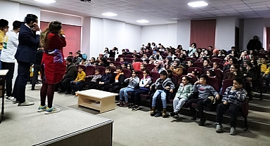Sahne Maraş Ekinözü'nde Minikler İçin Sahne Aldı