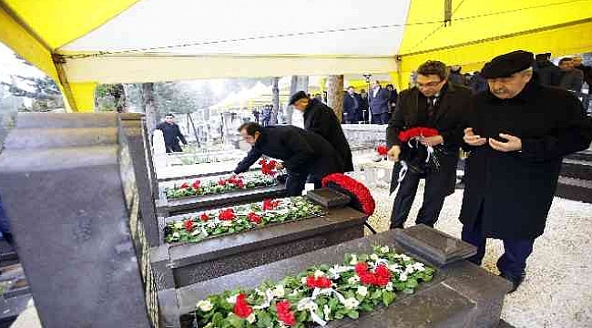 SANİ KONUKOĞLU MEZARI BAŞINDA ANILDI