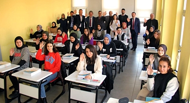 ÜNİVERSİTE SINAVLARINA HAZIRLANAN ÖĞRENCİLERE KAYNAK KİTAPLAR DAĞITILDI