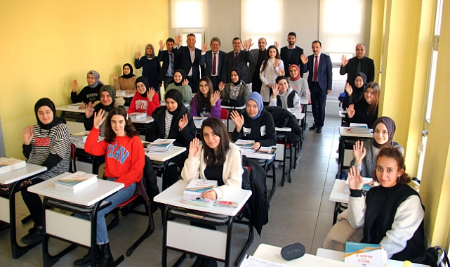 ÜNİVERSİTE SINAVLARINA HAZIRLANAN ÖĞRENCİLERE KAYNAK KİTAPLAR DAĞITILDI