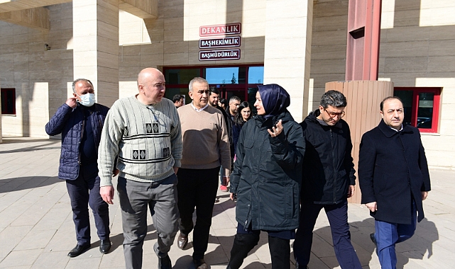Dr. Fatma Betül Sayan Kaya ve Cerrahpaşa Tıp Fakültesi Başhekimi Doç. Dr. Emin Köse Depremzedeleri Ziyaret Etti