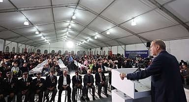Cumhurbaşkanı Erdoğan İlk İftarı Depremzedelerle Birlikte Yaptı
