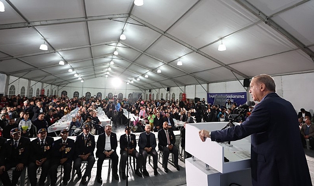 Cumhurbaşkanı Erdoğan İlk İftarı Depremzedelerle Birlikte Yaptı